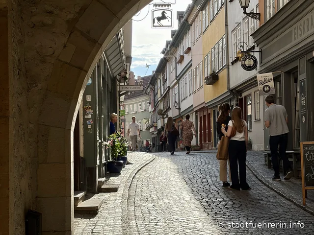 Blick durch den Torbogen auf die Krämerbrücken-Gasse in der Erfurter Altstadt