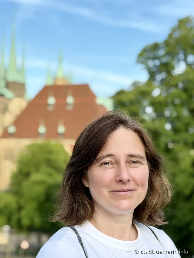 Karoline Thielen-Wollscheid, zertifizierte Stadtführerin in Erfurt vor dem Erfurter Dom